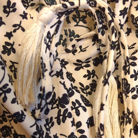 Hint of Blush M White with Black Floral Dress - Picture 3 of 9